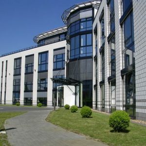Versiegelung der Fensteranschlussfugen eines modernen Verwaltungsgebäudes mit Sichtmauerwerkfassade